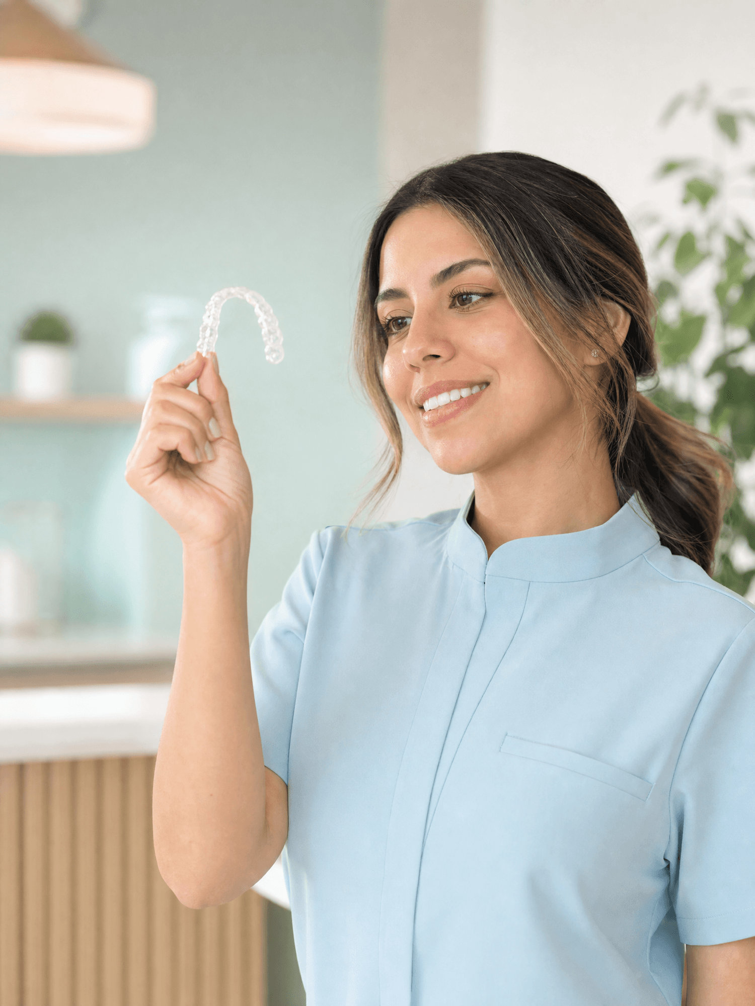 Dentista segurando alinhador invisível